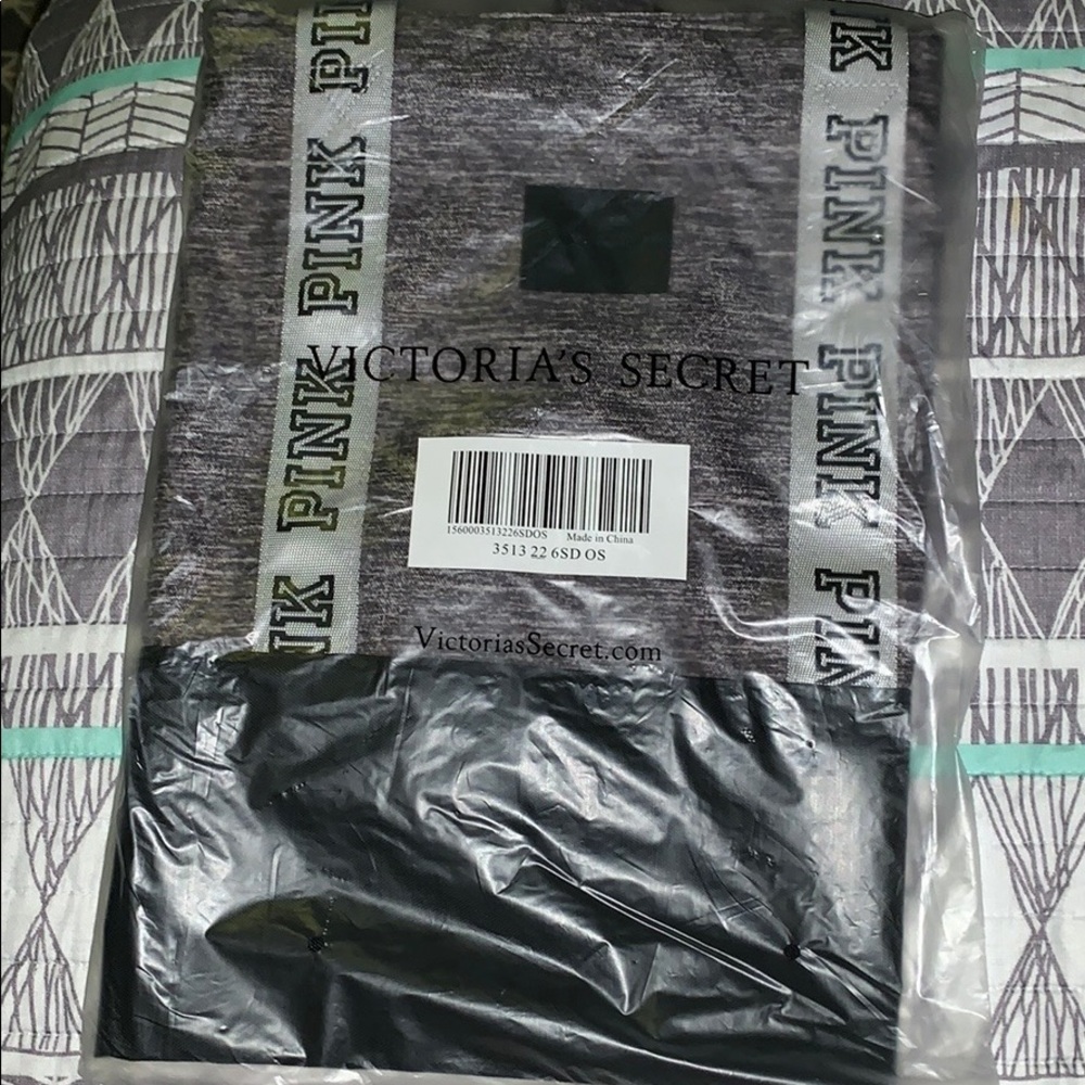 🍓NWT Victoria’s Secret pink zipping bag gray